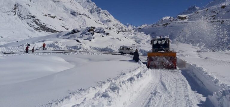 Snow-clearance-near-Rohtang-pass-discover-kullu-manali-1140x530